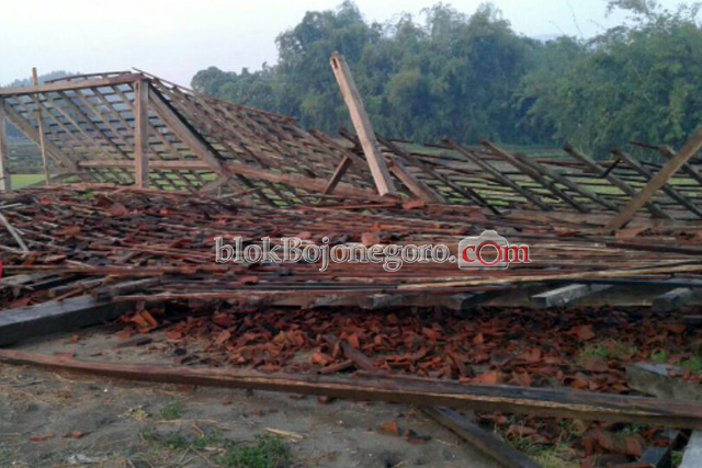 Hujan Disertai Angin, Rumah di Gondang Porak Poranda