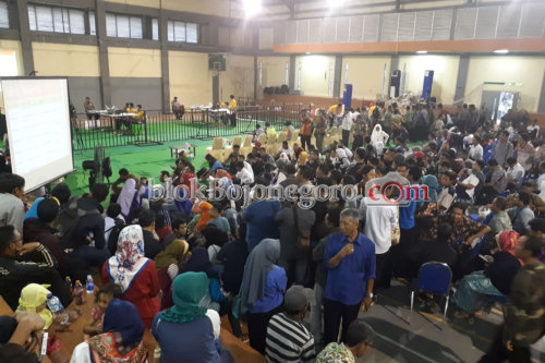 Ribuan Warga Menyemut Lihat Koreksi di SMT
