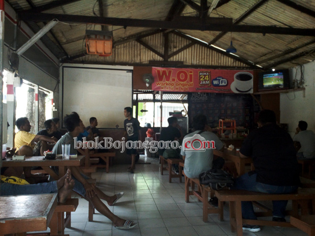 Timnas U-19 Main, Warkop Dipenuhi Pencinta Bola