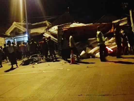 Ban Pecah, Truk Bermuatan Gabah Tabrak Warung dan Rumah