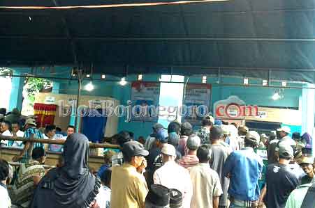 Ribuan Warga Sumberagung Antre Salurkan Hak Pilih