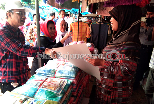 Didampingi Cabup-Cawabup, Mbak Puti Kunjungi Pasar