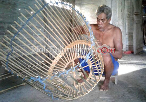 Tak Lagi Muda, Tetap Terampil Membuat Sangkar