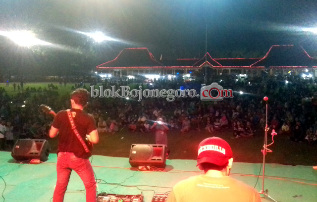 Sambut Pergantian Tahun, Warga Mulai Padati Alun Alun