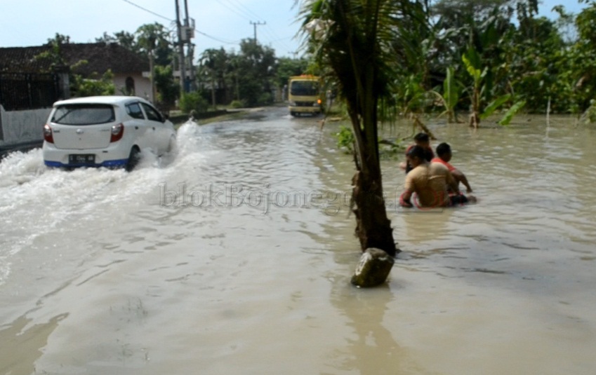 Jalan Poros Desa Sukosewu Tergenang Banjir