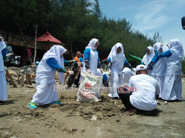 150 Siswa Turut Bersihkan Pantai di Jenu