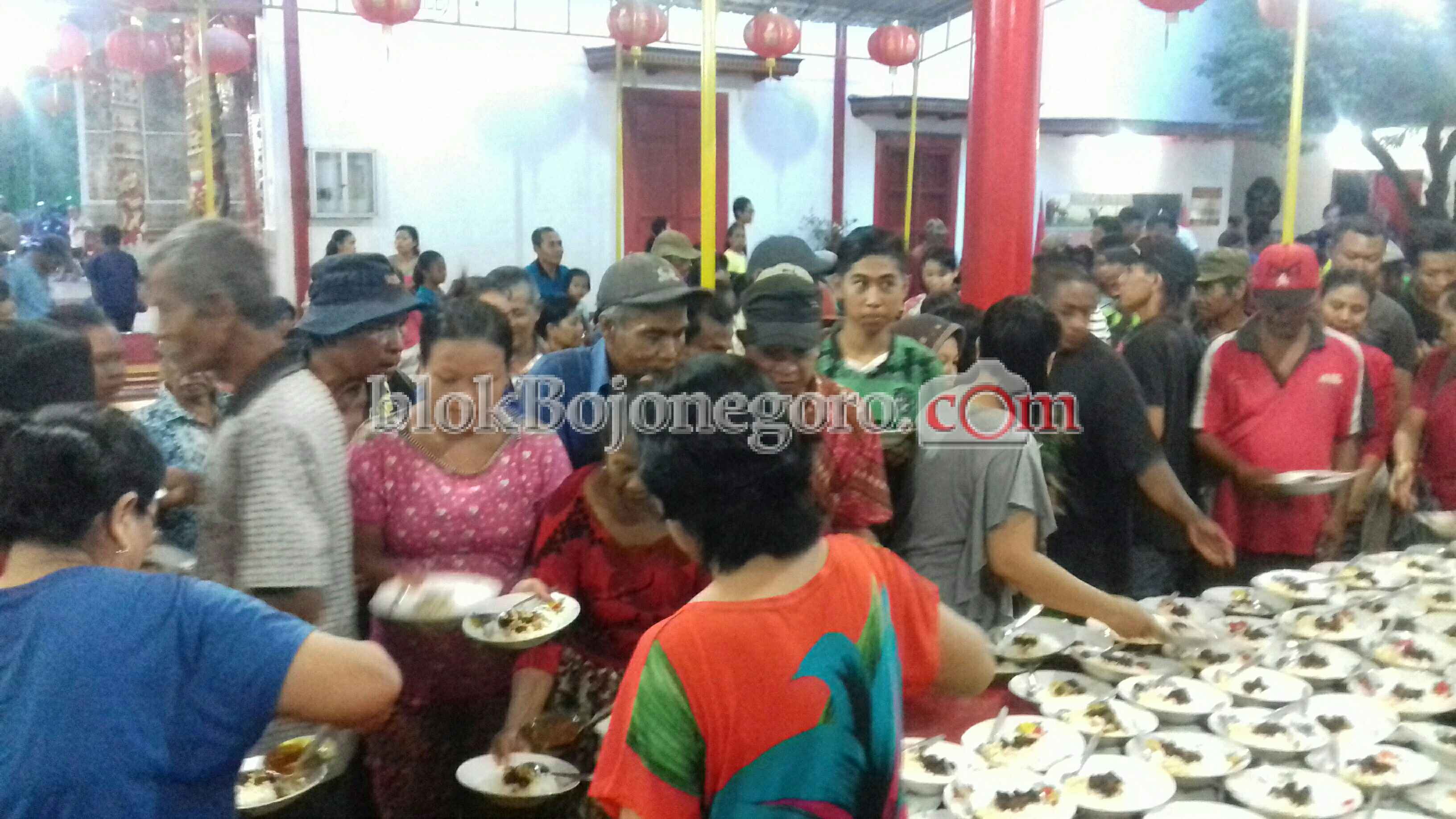 Jalin Silaturahim, Ratusan Warga  Buka Bersama di Klenteng