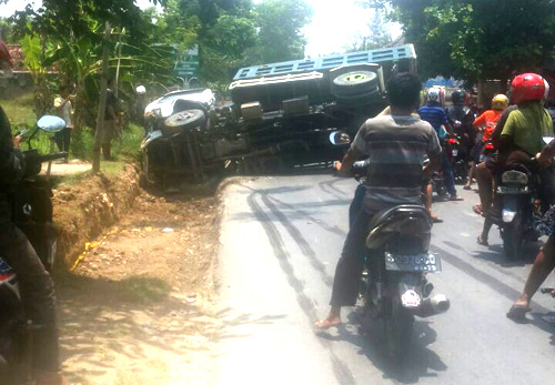 Kurang Hati-hati, Damp Truk Tabrak Pemotor