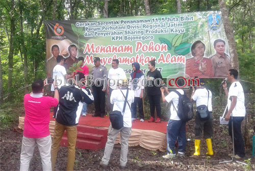 KPH Bojonegoro Tanam Pohon Bersama di Hutan Ngelambangan