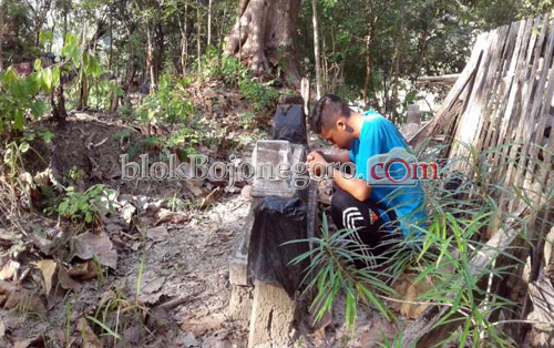 Sebagian Masyarakat Deling Lakukan Tradisi Nyekar