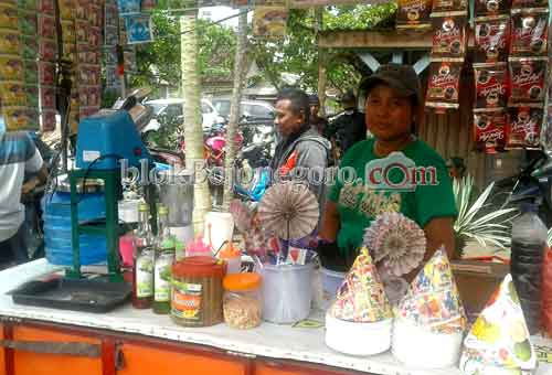 Momen Pilkades Berkah Bagi Pedagang Dadakan