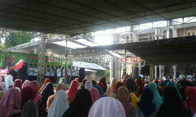 Telat, Ribuan Jemaah Setia Tunggu Anwar Zahid