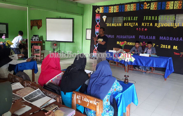 Rintis LPS, Siswa MTs-MAI Attanwir Latihan Menulis
