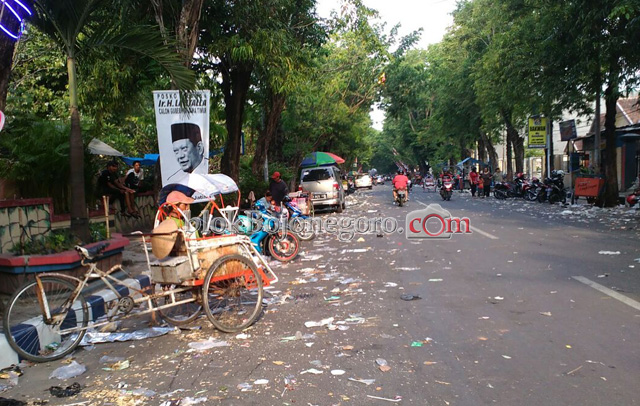 Usai Pawai, Sampah Berserakan di Sepanjang Jalan