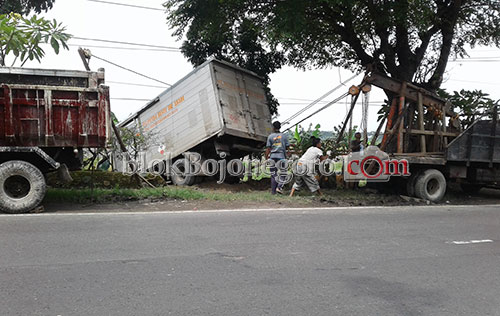 Diduga Mengantuk, Mobil Box Hantam Truk Parkir