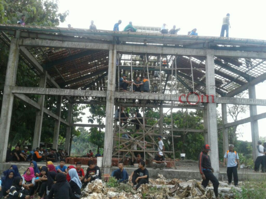 Anggota PSHT Bubulan Kerja Bakti Pasang Atap Sekretariat