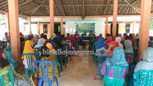 HMI Bojonegoro Berikan Pengobatan Gratis di Jatitengah
