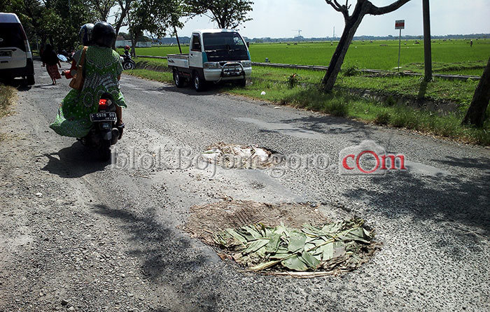 Rusak dan Berlubang, Jalan Munginsidi Ancam Pengendara