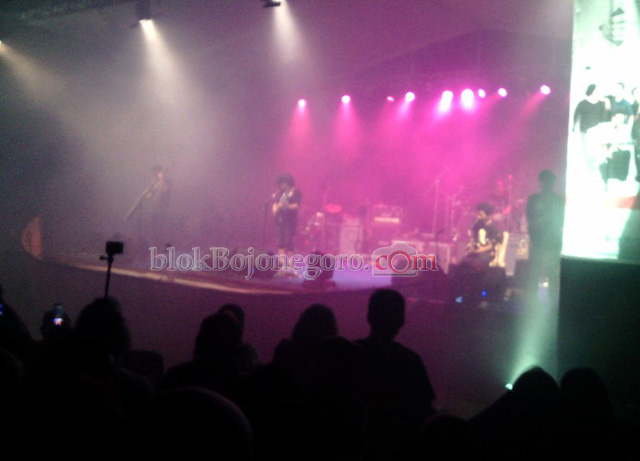 Payung Teduh Tampil, Penonton Nyalakan Kembang Api