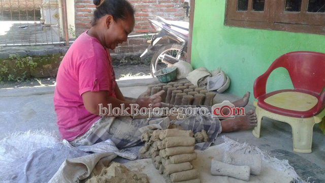 Melihat Kesibukan Perajin Gerabah di Malo