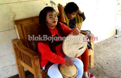 Dua Perempuan Ini, Kais Rezeki dengan Ngamen Kentrung