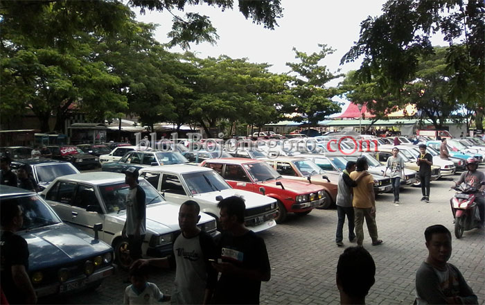 Stadion Bojonegoro Mendadak Penuh Mobil Retro