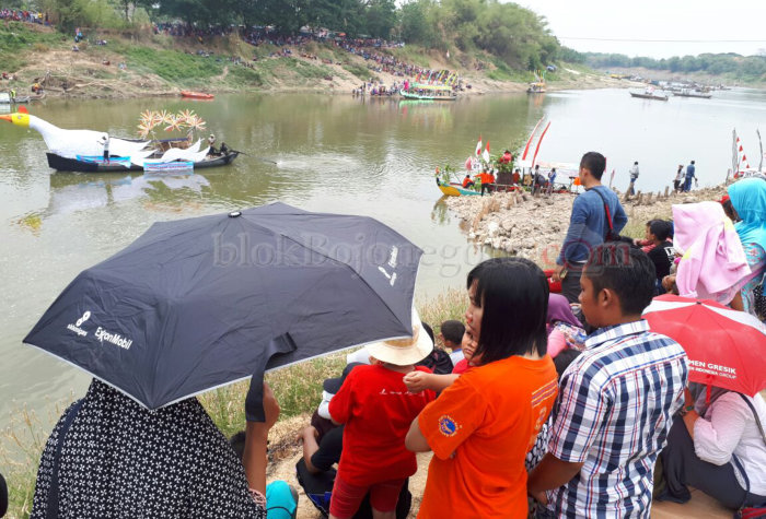 Ribuan Warga Saksikan Perahu Hias di TBS