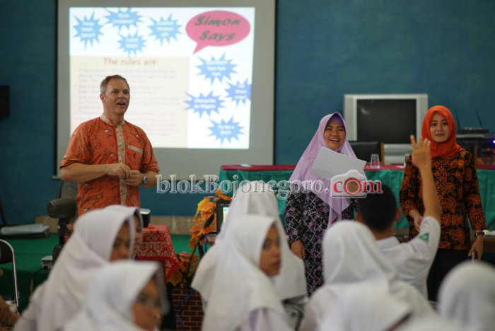 Bule Berbagi Ilmu di SMAN Kalitidu