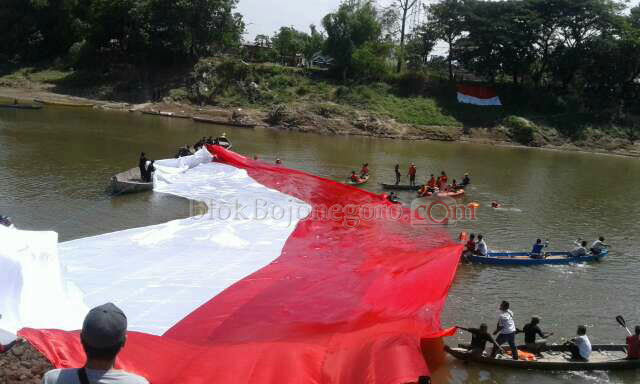 Bentangkan Bendera Raksasa di Atas Bengawan