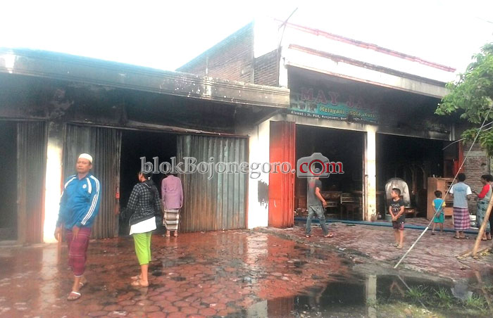 Mey Jaya di Sumberrejo Terbakar