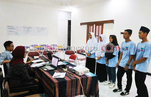 Peserta SIyAP Presentasi di Depan Juri