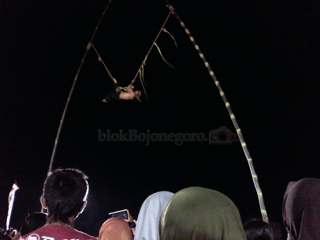 Aktrasi Kalongking Pada Pentas Sandur Kembang Desa