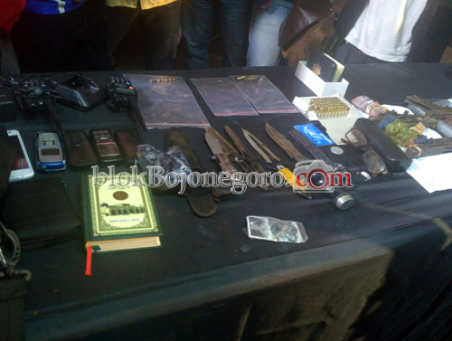 Berikut Barang Bukti Diamankan Dari Teroris