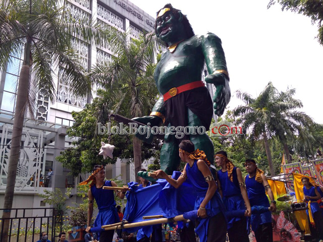 Ogoh-Ogoh Menjulang di Samping Gedung
