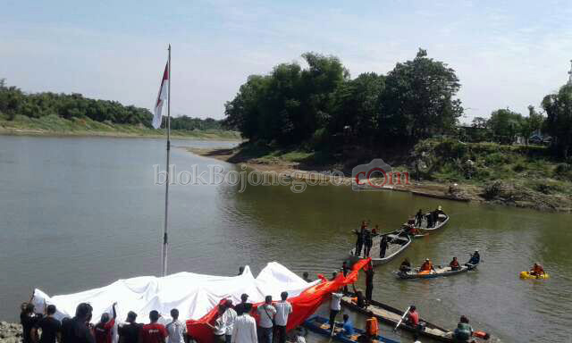 Bendera Raksasa di Bengawan Solo
