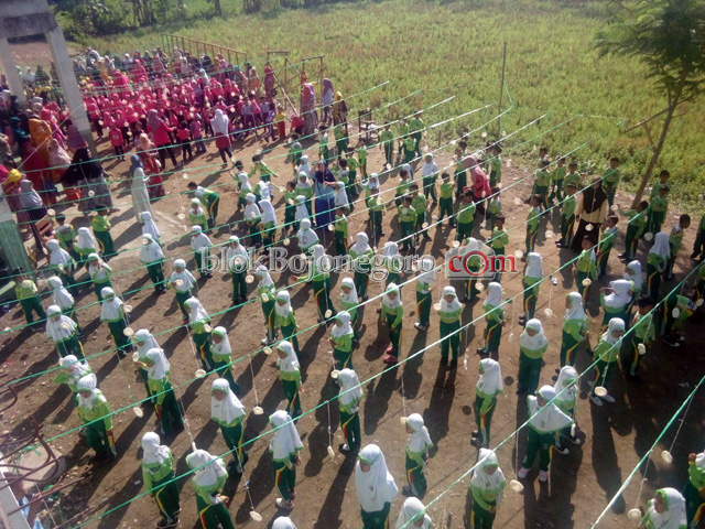 Lomba Makan Kerupuk Massal