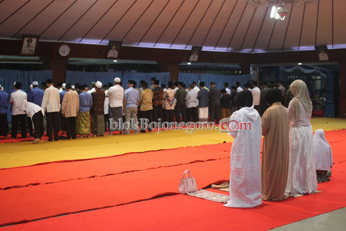Salat Magrib Berjamaah di Pendapa