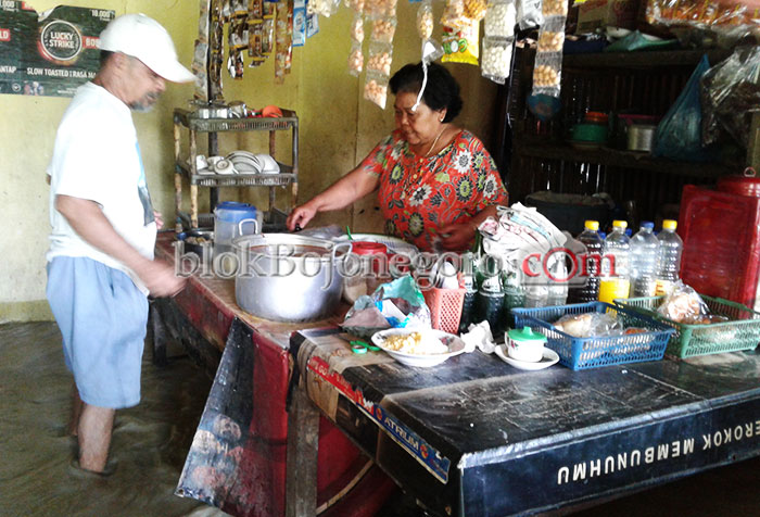 Kebanjiran, Warung Ini Tetap Ramai
