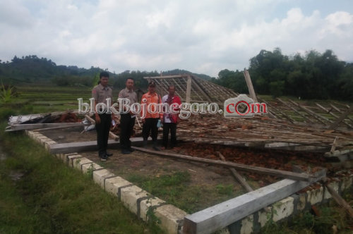 Terhempas Diterjang Angin