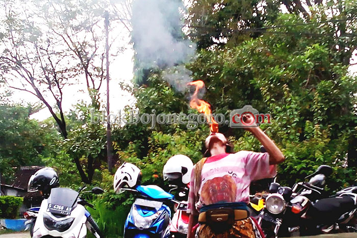 Aksi Sembur Api Pengamen Jalanan
