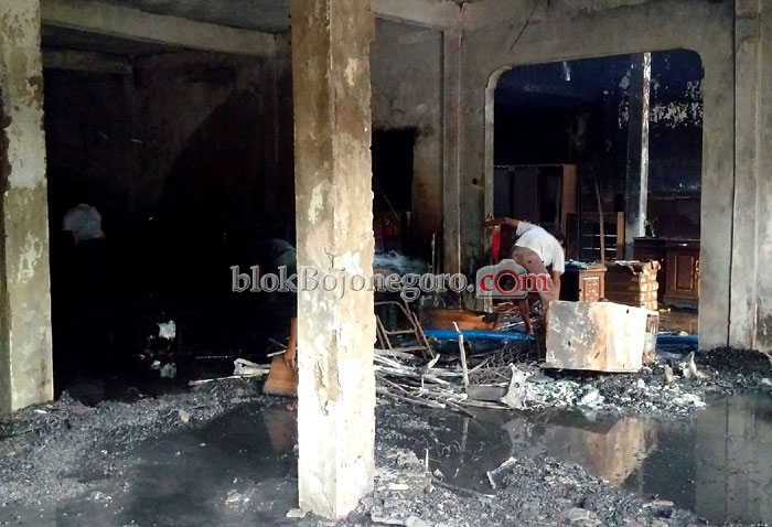 Kondisi Dalam Mey Jaya yang Terbakar
