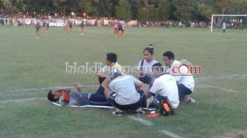 Cidera, Pemain Ditandu Keluar Lapangan