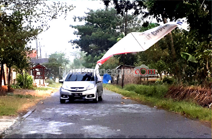 Spanduk Lepas yang Membayahakan