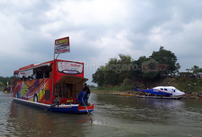 Ada Bus dan Helikopter Mengambang di Bengawan