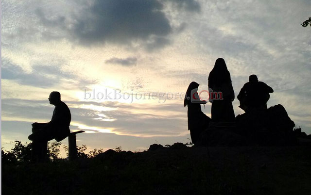 Siluet di Bukit Tono