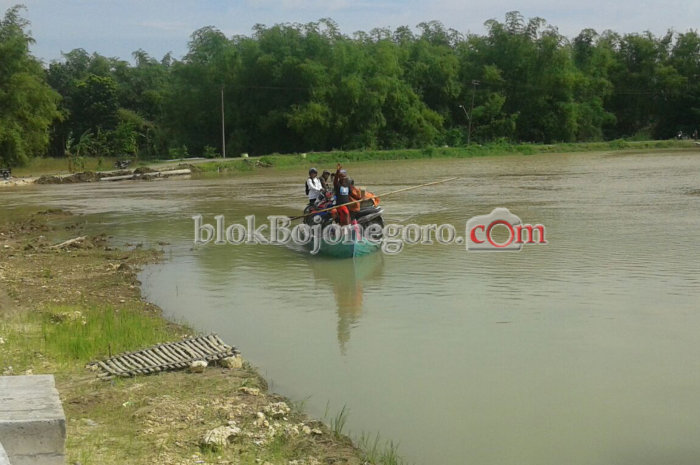 Gunakan Perahu untuk Menyeberang