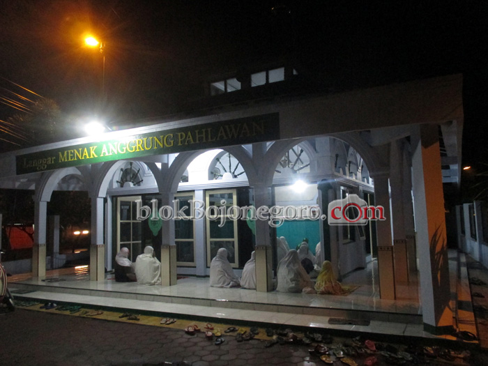 Tarawih Pertama di Langgar Menak Anggrung Pahlawan