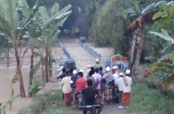 Jemaah Jumat Dihadang Banjir Mekuris