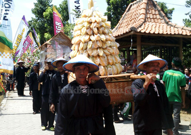 Mulai Festival Dengan Mengarak Gunungan Belimbing