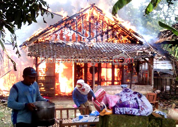 Selamatkan Perabotan dari Amukan Si Jago Merah